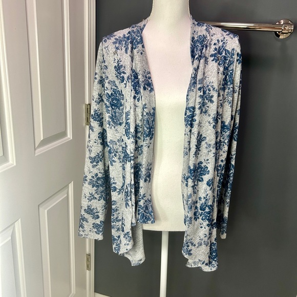 👩🏽🍼BEST NURSING SWEATER EVER. Size M Jessica Simpson. Multiple ways to wear. - Picture 9 of 15